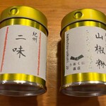 Uokuni Shouten - ■二味　山椒唐辛子粉　5g薬味缶付き　￥756（鷹の爪唐辛子一味と山椒粉：雑味のない辛さとしびれ） 　 ■石臼挽き山椒粉　5g薬味缶付き　￥864（紀州ぶどう山椒：さわやかな香りと雑味のない刺激的な辛み）