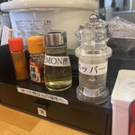 煮干らーめん 川むら - 卓上アイテム。うちの奥さまはレモン酢のファン。