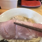 煮干らーめん 川むら - デカいレアチャー❣️しっとりとして肉の旨みが凄い。他店なら「特製」にしないと乗らない質だと思う。