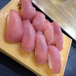 パヤオ直売店 - 3皿目。キハダマグロ…9貫？