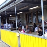 パヤオ直売店 - 左側でマグロを解体中