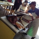 パヤオ直売店 - マグロを解体中