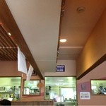 麺屋 六文銭 - 厨房奥に製麺機。厨房入口上には山岸さんとの写真。