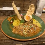 212541109 - 手前スペシャルカレー「せせりとカリフラワーのコルマ」真ん中に「スパイスラムキーマ」