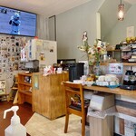 C.101 - 奥にお冷とドリンクバーの機械が