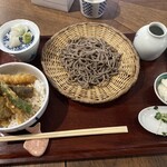 蕎麦切 桜花 - せいろとミニ天丼セット。右はざる豆腐と貝割れの塩漬け。