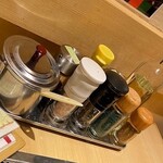 Tsukishima Monja Okonomiyaki Makoto - 卓上調味料(お好み焼きソース、岩塩、ペッパー、ウスターソース、ポン酢、青のり、七味、油)