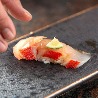 Enjoy the seasonal flavors with carefully selected nigiri and a la carte dishes that you can order from scratch.