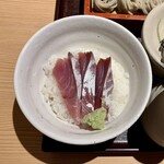 Niigata Sadoshima Ryoutsukou Chokusou Tofuro - 名物へぎ蕎麦と天然鰤小丼セット ¥1,280 の天然鰤小丼