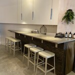 mononofu. - 一番奥は、ちょいと狭いかも鴨なカウンター席(*⁰▿⁰*)