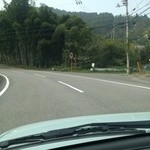 ログカフェ - 左に大きく曲がるカーブ手前のミラーが目印