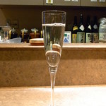 築山 - ２杯目は日本酒「高清水」　常温を女性用のフルートグラスで♪