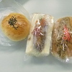 サンアントン ベーカリー - 右から、焼きそばパン、コロッケランチ、あんパン