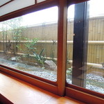 京料理 嵐亭  - 町並みをシャットアウトして和食の雰囲気を演出