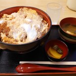 ドライブイン幸華 - 煮込みかつ丼大盛りと対面