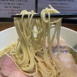 町田汁場 しおらーめん進化 - 麵リフト