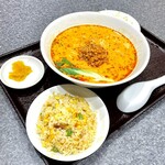 餃子の王様 龍吟 - タンタンメン+半炒飯
