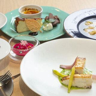 ワインに合う一品やおつまみが豊富◎バル感覚で気軽に飲める