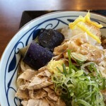 Marugame Seimen - 冷たい豚しゃぶと茄子の揚げ浸し、鬼おろしのシャキシャキした食感が暑い夏にぴったり。