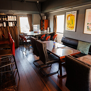 温かみを感じるシックな空間でくつろぎの時間を過ごす