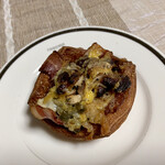 パンやきどころ RIKI - 自家製スモークチキンと九条ねぎのデニッシュ ¥380