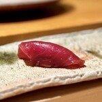 匠 進吾 - 塩釜の赤身の漬け。
      この日の赤身は好みー。