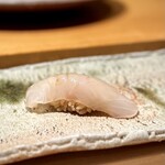 匠 進吾 - いつも美味しい、本アラの昆布〆。
      ネタの仕込みがいいんですよね。