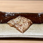 匠 進吾 - 太刀魚の酒盗醤油漬け。
      しっかりした味付けで、完全にお酒のお供。酒盗ですからね(^^)