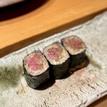 匠 進吾 - 寝かせたトロの漬けの巻物。