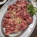 ホルモン肉問屋 小川商店 - 厚切りタンカルビ