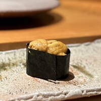 匠 進吾 - 天草の天然赤雲丹、これは見事♪
                    香りと、甘さやふくよかさとのバランスが素晴らしく、個人的には一番好みの雲丹です。