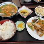 中華料理福泉餃子 - 鶏肉の黒胡麻炒め、ご飯は大、スープを台湾味噌ラーメンに変更して880円