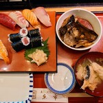 魚市 - 令和5年7月 ランチタイム
にぎり寿司定食 1200円
にぎり5貫、鉄火巻6切れ、鮭の煮付け、お吸い物
