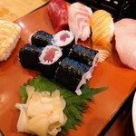 魚市 - 令和5年7月 ランチタイム
にぎり寿司定食 1200円
にぎり5貫、鉄火巻6切れ、鮭の煮付け、お吸い物
