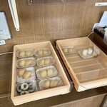 釜あげうどん 長田 in 香の香 - 受付のところにサイドメニューがあります。