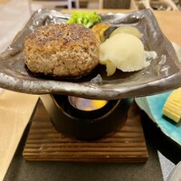 しゃぶしゃぶ・ステーキ桂 - 焼いてあるのが出てきますが、しっかり焼きたい派はしばらくここで待ちます。