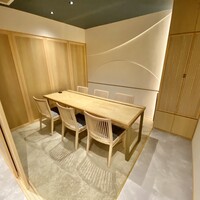 しゃぶしゃぶ・ステーキ桂 - 個室もあります。
                    左の引違い戸を開ければ二間続きの個室に！
                    大人数でも大丈夫。