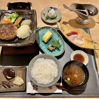 しゃぶしゃぶ・ステーキ桂 - 三河産牛はんばーぐ御膳(¥2400)
                    右上は和風のソースと大根おろしに刻み大葉。