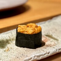 匠 進吾 - 甘味はもちろんのこと、濃厚さが特筆ものです！
                    舌に絡むような、ねっとりした食感も衝撃的(^^)
                    聞き間違いかも？ですが、「ひかりしり」なんて呼ばれるとか…
                    インパクト大の利尻の馬糞雲丹。