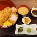 肉屋食堂 たけうち - 特選極厚とんかつ丼