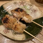 炭火串焼 よね - もも串。皮がパリパリ身はジューシー、こりゃ旨い