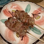 炭火串焼 よね - ソリレス、肉の旨みがたまらん。これが200円台とは恐れ入り屋の鬼子母神