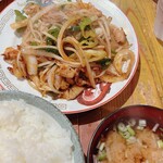 寅"むすこ食堂 - 肉野菜炒め定食800円