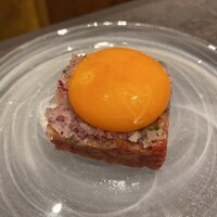 東京焼肉いのうえ 銀座店 - 瞬間燻製ユッケ