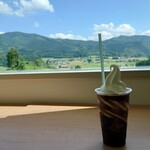 まきばのおもてなし - 山々をバックにコーヒーフロート