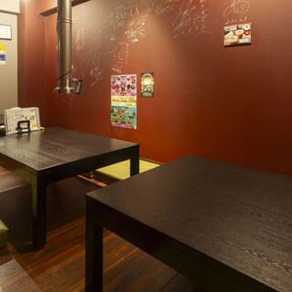 We offer counter seats in the open kitchen and relaxing tatami mats.