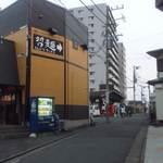 七代目哲麺 大和店 - 表通りからちょいと中へ。