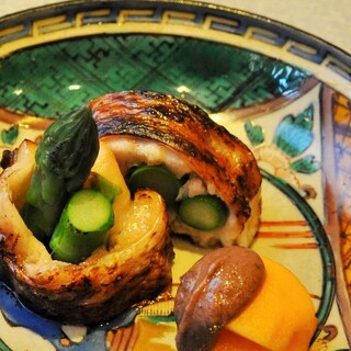 旬の魚や加賀野菜などを使用した、四季で愉しむコース料理