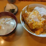 とんかつ燕楽 - カツ丼。豚汁とお新香つき