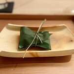 銀座 鼓門 - のどぐろのちまき
      笹を開くと芳醇なのどぐろの香りが鼻腔をくすぐる